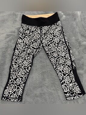 lululemon athletica Black & White Geometric Rose Print Capri Leggings